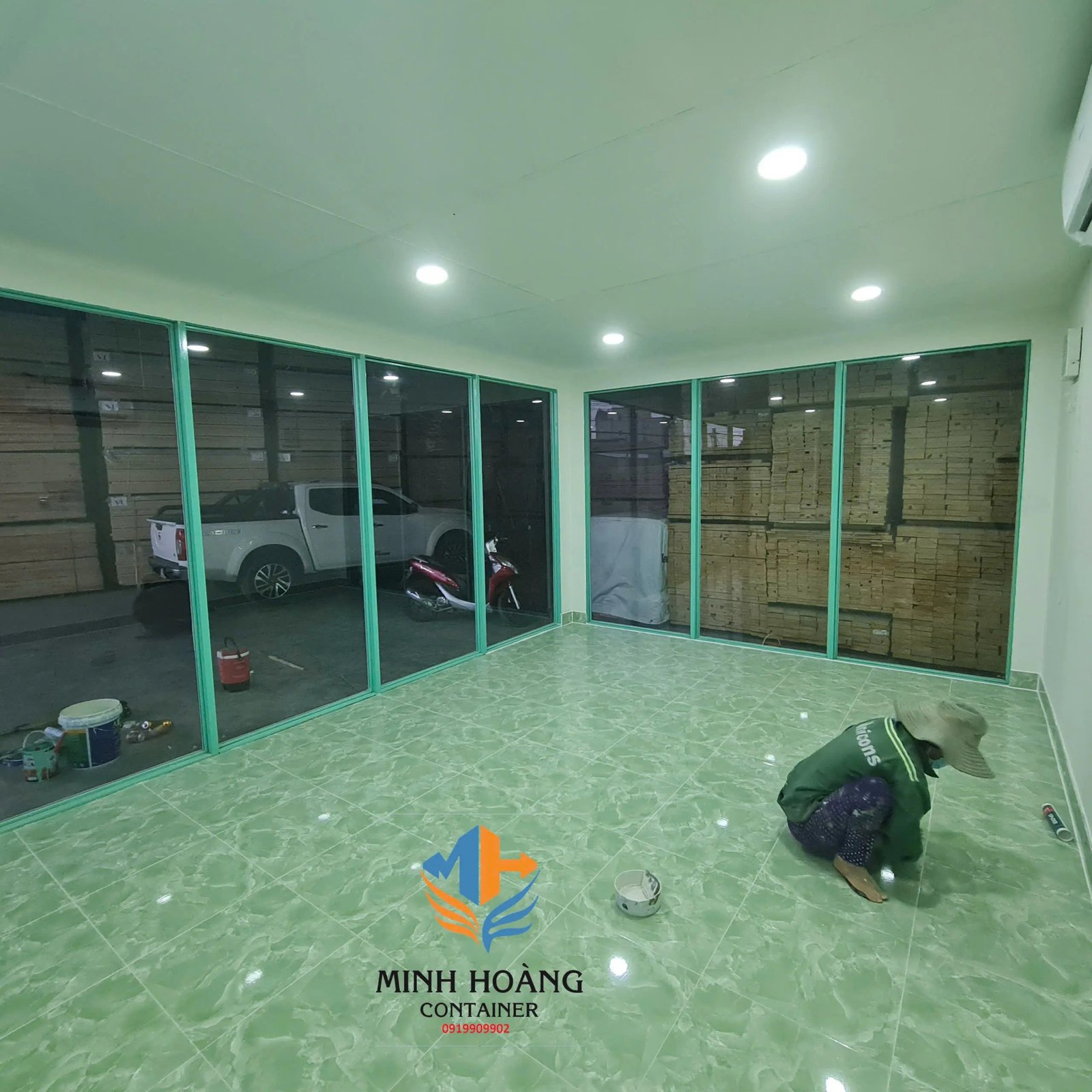 Container Showroom Kính Cường Lực Xanh Viền Cam – Giải Pháp Kinh Doanh Hiện Đại, Linh Hoạt